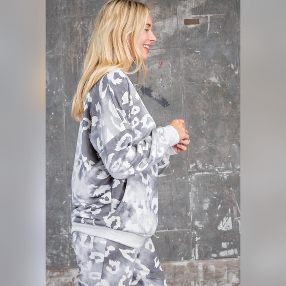 Grey Space Dyed Leopard Fleece Top Pants Set - Picture 5 of 11
